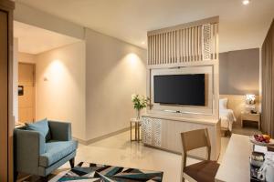 Телевизор и/или развлекательный центр в Hotel Santika Gresik