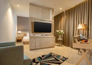 TV a/nebo společenská místnost v ubytování Hotel Santika Gresik
