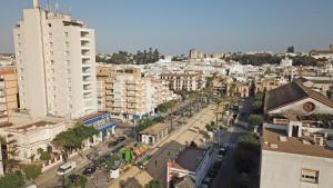 widok miasta z lotu ptaka z budynkami w obiekcie Apto Terrazas 3 Rooms 2 baños Cabildo Playa Parking w mieście Sanlúcar de Barrameda