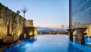 Бассейн в Hotel Santika Gresik или поблизости