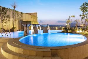 Бассейн в Hotel Santika Gresik или поблизости