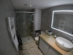 een badkamer met een wastafel en een douche bij Cambrils Regata Apartamento junto el mar in Cambrils +34 foto's