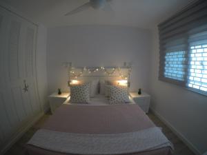 een slaapkamer met een groot bed met verlichting bij Cambrils Regata Apartamento junto el mar in Cambrils