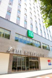 an exterior view of the office building of the apartment building at Kitanoniwa The Kuretakeso in Hamamatsu