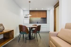 eine Küche und ein Wohnzimmer mit einem Tisch und Stühlen in der Unterkunft Artal by CASALEA in Morella