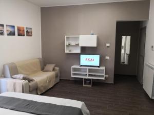 sala de estar con sofá y TV en Canale rooms e apartments, en Casteldaccia