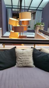un cuscino seduto sopra un divano di Best Western Hotel de la Breche a Niort