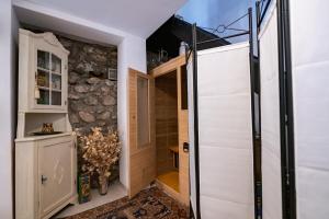 eine Tür, die in ein Zimmer mit einer Steinmauer führt in der Unterkunft Domaine de la Coteire in Cugy