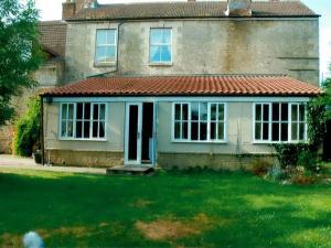 a house with a green lawn in front of it at BlackbullA1lodge in Grantham