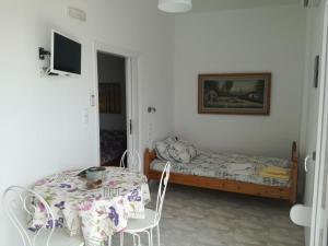 Giường trong phòng chung tại Seafront Apartment