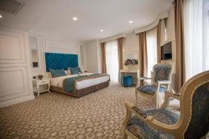 um quarto de hotel com uma cama e uma cadeira em Palde Hotel & Spa em Istambul