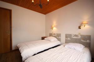 モルジヌにあるTriolet 1のベッド2台が隣同士に設置された部屋です。