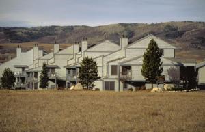 una gran casa blanca con árboles en un campo en Sunburst Condominiums, a VRI resort en Steamboat Springs