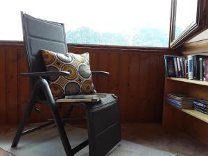バート・ヒンデラングにあるFerienwohnung Holzheyの窓際の椅子