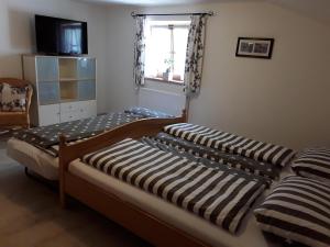 バート・ヒンデラングにあるFerienwohnung Holzheyのツインベッド2台 窓付きのベッドルーム1室