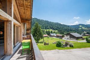 un balcón de una casa con vistas a un patio en Chalet l'Arolle, en Les Gets