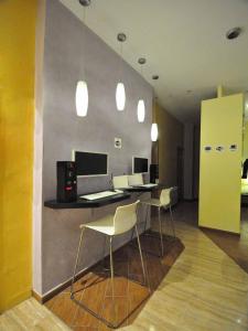 Habitación con escritorio con sillas y 2 monitores en BARCELONA GOTIC Guesthouse, en Barcelona