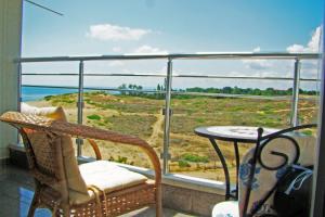 balcón con mesa y vistas al océano en Apartments in Kristal Complex, en Nesebar