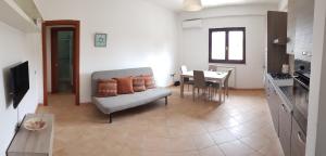 ein Wohnzimmer mit einem Sofa und einem Tisch in der Unterkunft The Royal Home (Reggia di Caserta / università / centro in 5min) in Caserta