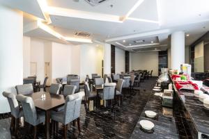 Un restaurante o sitio para comer en E-Red Hotel Melaka