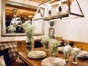 einen Esstisch mit Tellern und Blumen darauf in der Unterkunft Linne-Cottage in Willingen