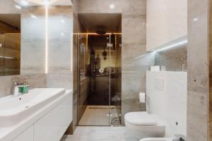 La salle de bains est pourvue d'une douche, de toilettes et d'un lavabo. dans l'établissement Z14 Boutique Residence - Krakow Old Town, à Cracovie