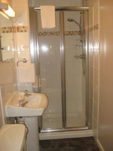 A bathroom at Shaftesbury Hotel Dundee 