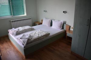 ソゾポルにあるExotic Guest Houseのベッドルーム1室(白いシーツと枕のベッド1台付)