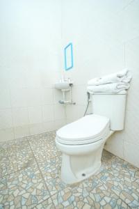a bathroom with a toilet and a sink at Mojokerto Classic Homestay in Mojokerto