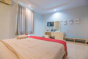 A bed or beds in a room at RedDoorz Syariah at Grand Taufiq Tarakan