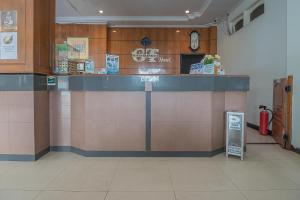 a counter in a store with a counter sidx sidx sidx at RedDoorz Syariah at Grand Taufiq Tarakan in Tarakan