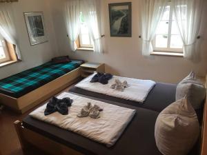 2 camas con lazos de arco en una habitación en Gasthof zur Hoffnung en Hinterhermsdorf