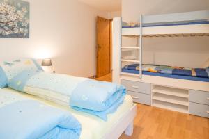 a bedroom with two bunk beds and a bunk bed at Casa sur Plaun - 3.5 Zimmerwohnung in Sagogn