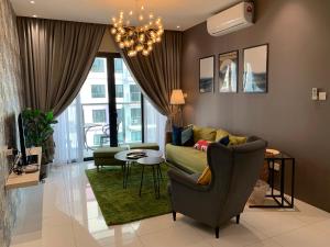 een woonkamer met een bank en een tafel bij P'Residence 3bedroom Apartment3 1226sft with Pool in Kuching
