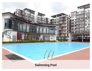 een zwembad voor sommige appartementsgebouwen bij P'Residence 3bedroom Apartment3 1226sft with Pool in Kuching