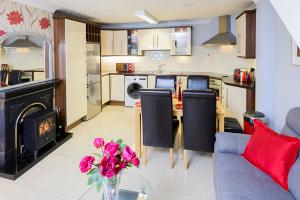 eine Küche und ein Wohnzimmer mit einem Sofa und einem Kamin in der Unterkunft Henry Court Townhouse in Kenmare