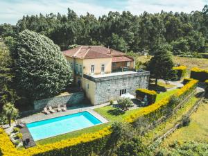 een luchtzicht op een huis met een zwembad bij Quinta S. Romao do Neiva in Castelo do Neiva