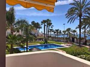 een uitzicht vanaf het balkon van een resort met een zwembad bij Beachfront oasis in Costa del Sol. in Caleta De Velez