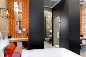 Ένα ή περισσότερα κρεβάτια σε δωμάτιο στο Boutique Hôtel des Remparts & Spa