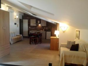 sala de estar con sofá y mesa en Villa Marysa Apartments Seaview, en Giardini Naxos