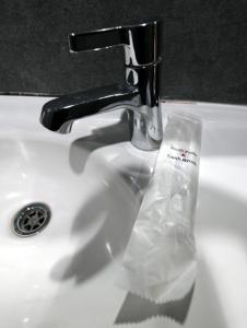 - un robinet avec un sac en plastique dans l'établissement Hotel Alma, à Jakarta