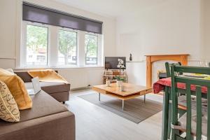 A seating area at Stirling Mercury Apartment - Scotland Holiday Let