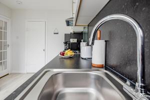 A kitchen or kitchenette at Stirling Mercury Apartment - Scotland Holiday Let