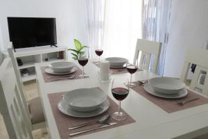 uma mesa de jantar com copos de vinho tinto em Patios de San Rafael em Córdoba