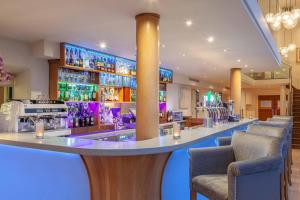 un bar in un ristorante con sgabelli da bar di Castle Dargan Hotel a Sligo