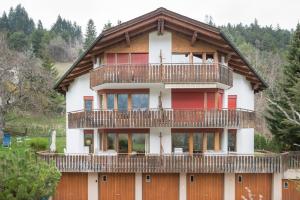 a large house with a balcony on top of it at Casa sur Plaun - 3.5 Zimmerwohnung in Sagogn