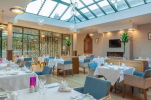 A restaurant or other place to eat at Castle Dargan Hotel