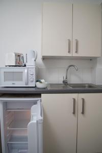 Dapur atau dapur kecil di TLK Apartments & Hotel - Beckenham