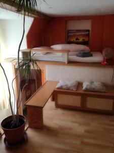 Un pat sau paturi într-o cameră la Ruhige Wohnung in Helenental