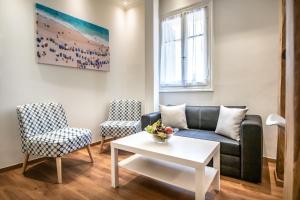A seating area at Levkosh Apartments at Lefkada's Heart